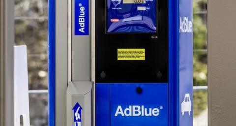 AdBlue® an der Tankstelle tanken oder auch in Gebindeware bestellen