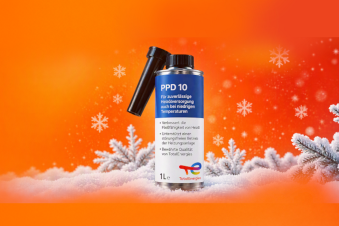 PPD 10 Kälteschutz-Additiv von TotalEnergies auf verschneitem Untergrund vor winterlichem Hintergrund. Das Additiv unterstützt die Fließfähigkeit von Heizöl bei niedrigen Temperaturen.