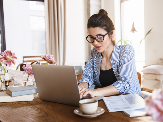 Eine Frau arbeitet im Homeoffice