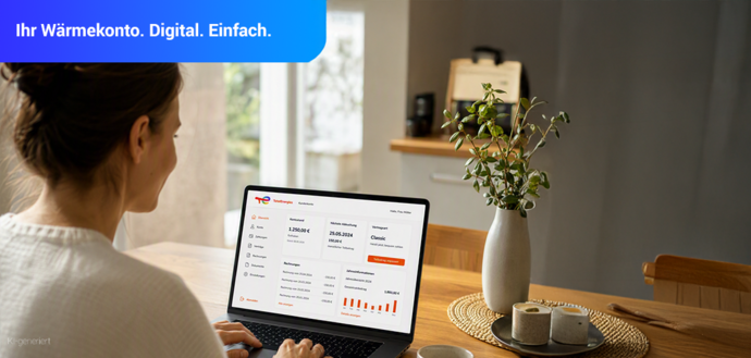 Person nutzt das digitale Kundenkonto von TotalEnergies auf einem Laptop am Esstisch und verwaltet Rechnungen, Lieferungen und Vertragsdaten online.