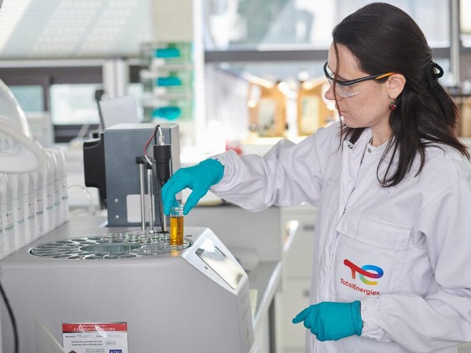 Forschung, Labor, Laborantin, Schutzausrüstung, technisches Laborgerät