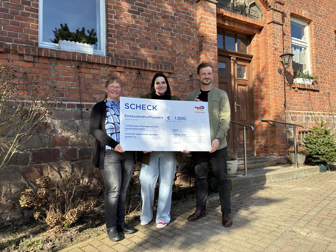 Spendenübergabe an die Alzheimer Gesellschaft Sachsen-Anhalt e. V. vor dem Gebäude der Tagespflege