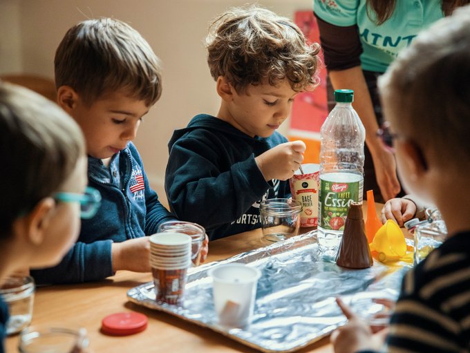 MINTKiDS - Kinder beim Experimentieren