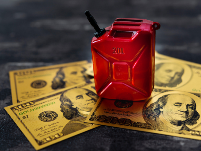 Ölfass und US-Dollarscheine