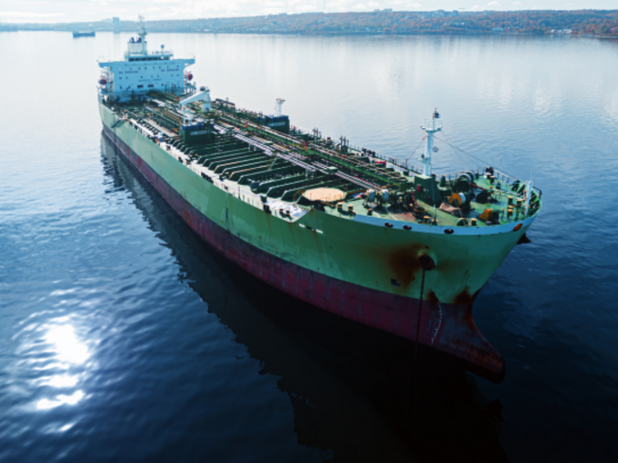 Tanker­schiff auf offenem Wasser, das Rohöl transportiert – symbolische Darstellung von globalen Lieferketten und Einflussfaktoren auf den Heizölpreis.