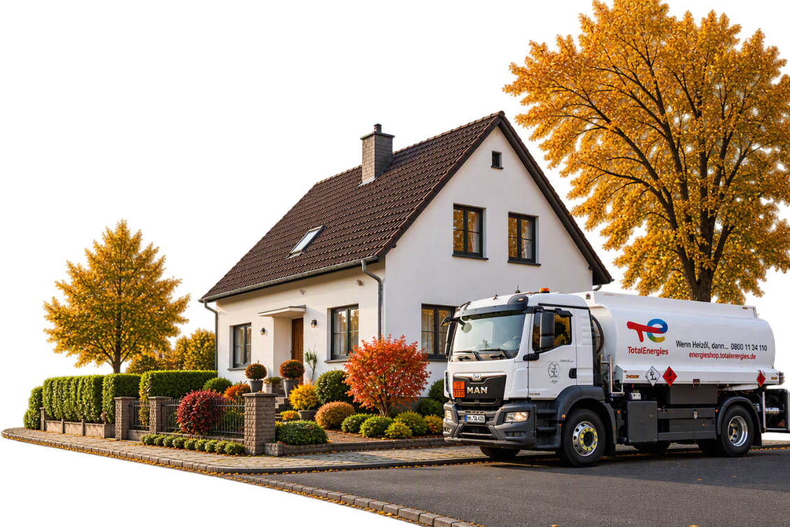 TotalEnergies-Heizöl-Tankwagen vor einem Einfamilienhaus mit herbstlicher Bepflanzung und goldgelben Bäumen.