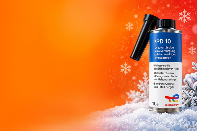 PPD 10 Kälteschutz-Additiv von TotalEnergies auf verschneitem Untergrund vor winterlichem Hintergrund. Das Additiv unterstützt die Fließfähigkeit von Heizöl bei niedrigen Temperaturen.