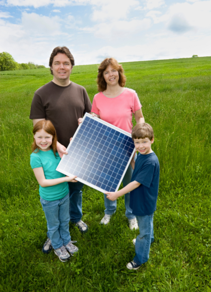 Familie mit Solarpanel