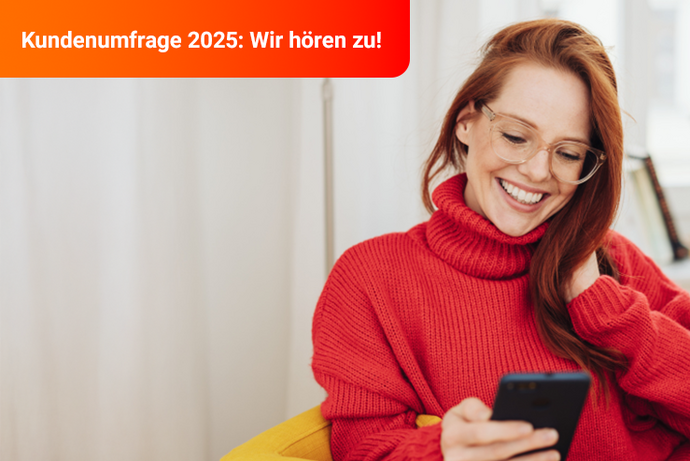 website---kundenumfrage---smiling-girl-looking-at-smartphone----c-canva-stockfour.png