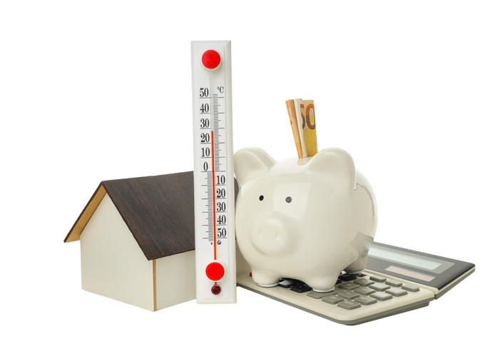 Modellhaus, Thermometer, Sparschwein mit Euroschein und Taschenrechner symbolisieren Heizkosten, Energieverbrauch und Einsparpotenzial. Die Kombination steht für Kostenanalyse, Energieeffizienz und finanzielle Planung im Haushalt.