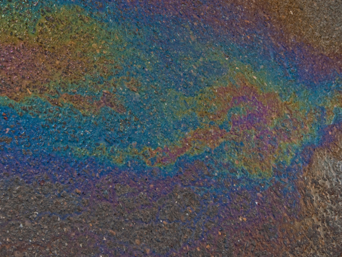 Ölflecken auf dem Asphalt